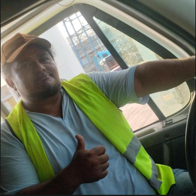 Señor de transporte satisfecho con su sitio web — servicio digital